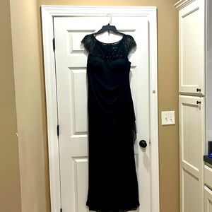 Black dress so beautiful with great design that enhances the body shape ♥️